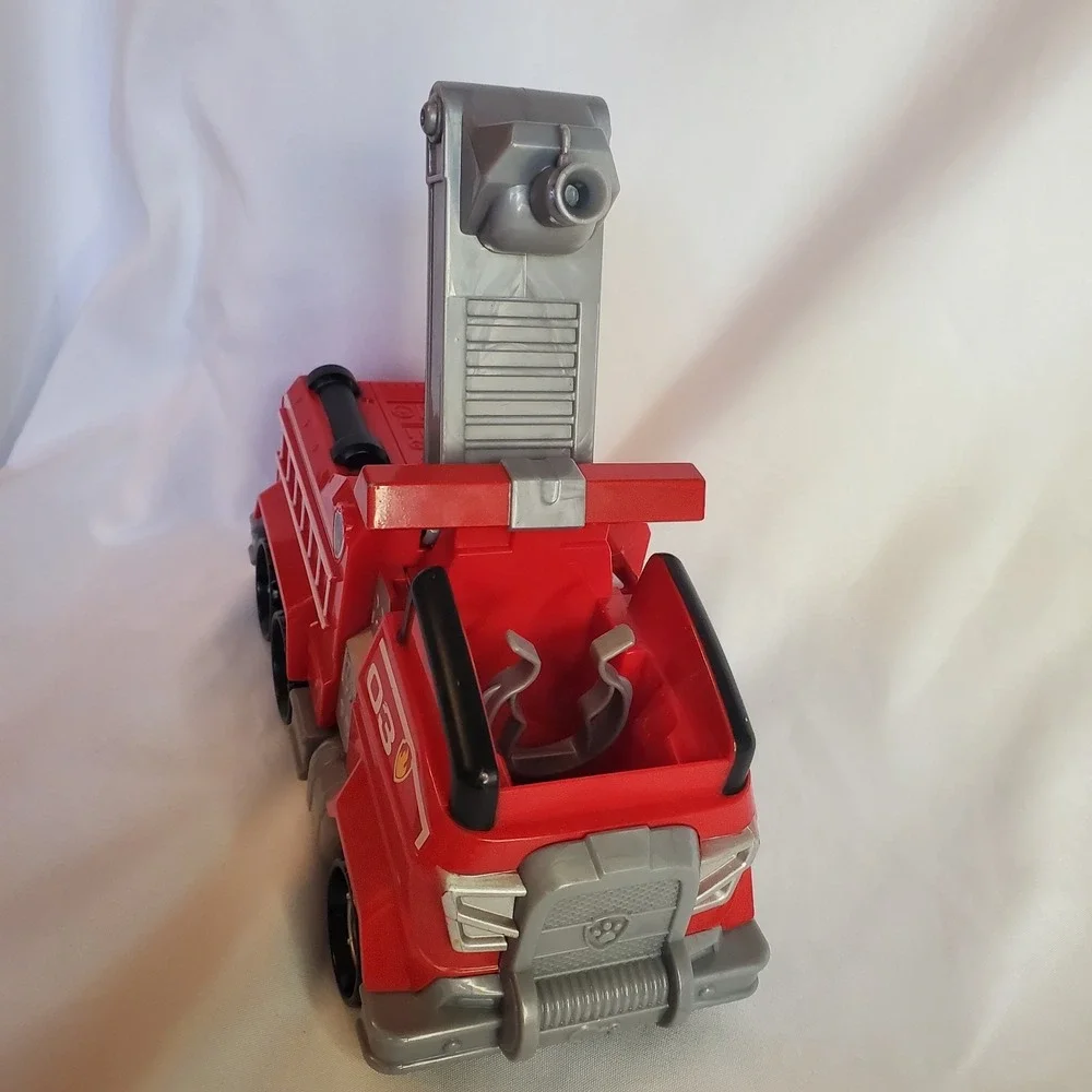 Paw Patrol Deluxe Transforming Vehicle Fire‎ Truck Marshall Action Figure